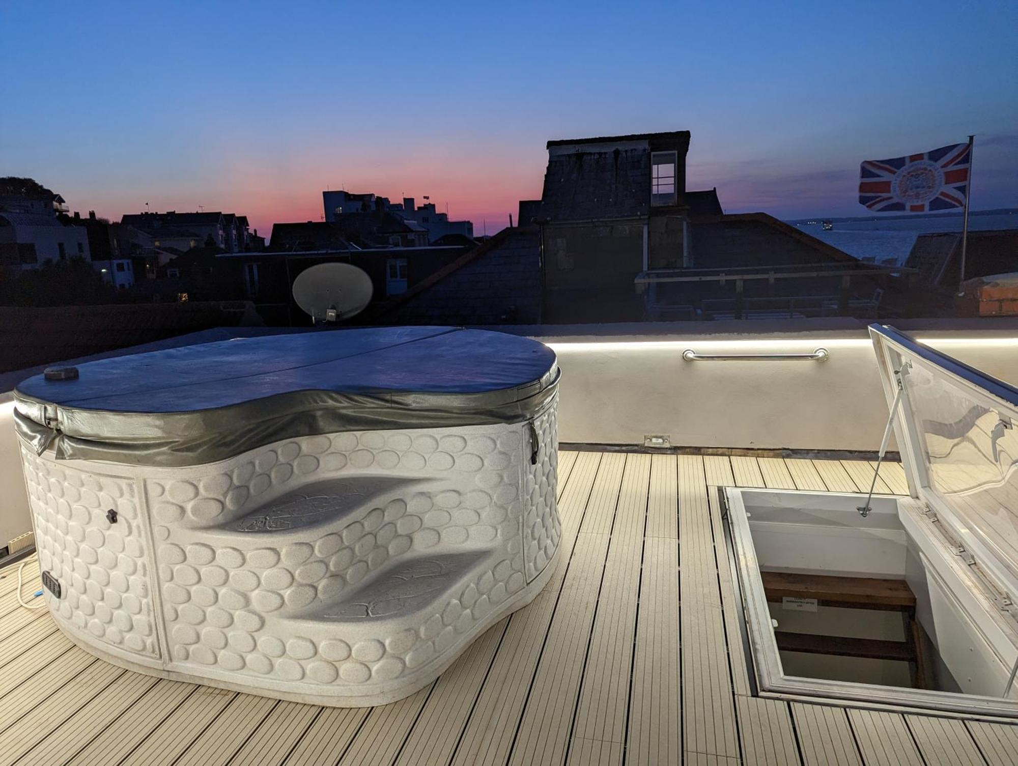 Seafarer'S View - 6 Bedroom Townhouse In Cowes, Parking & Seaviews. Каус Экстерьер фото
